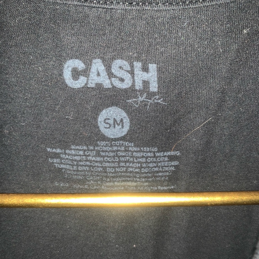 Johnny Cash graphic T-shirt. Great colors - Picture 3 of 3